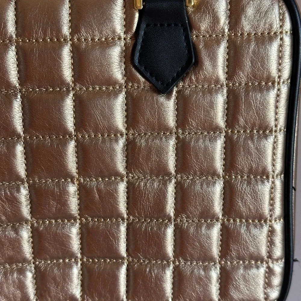 NWOT For Your Eases Only Cosmetic Make- Up Bag Gold Tone Quilted Gold Hardware